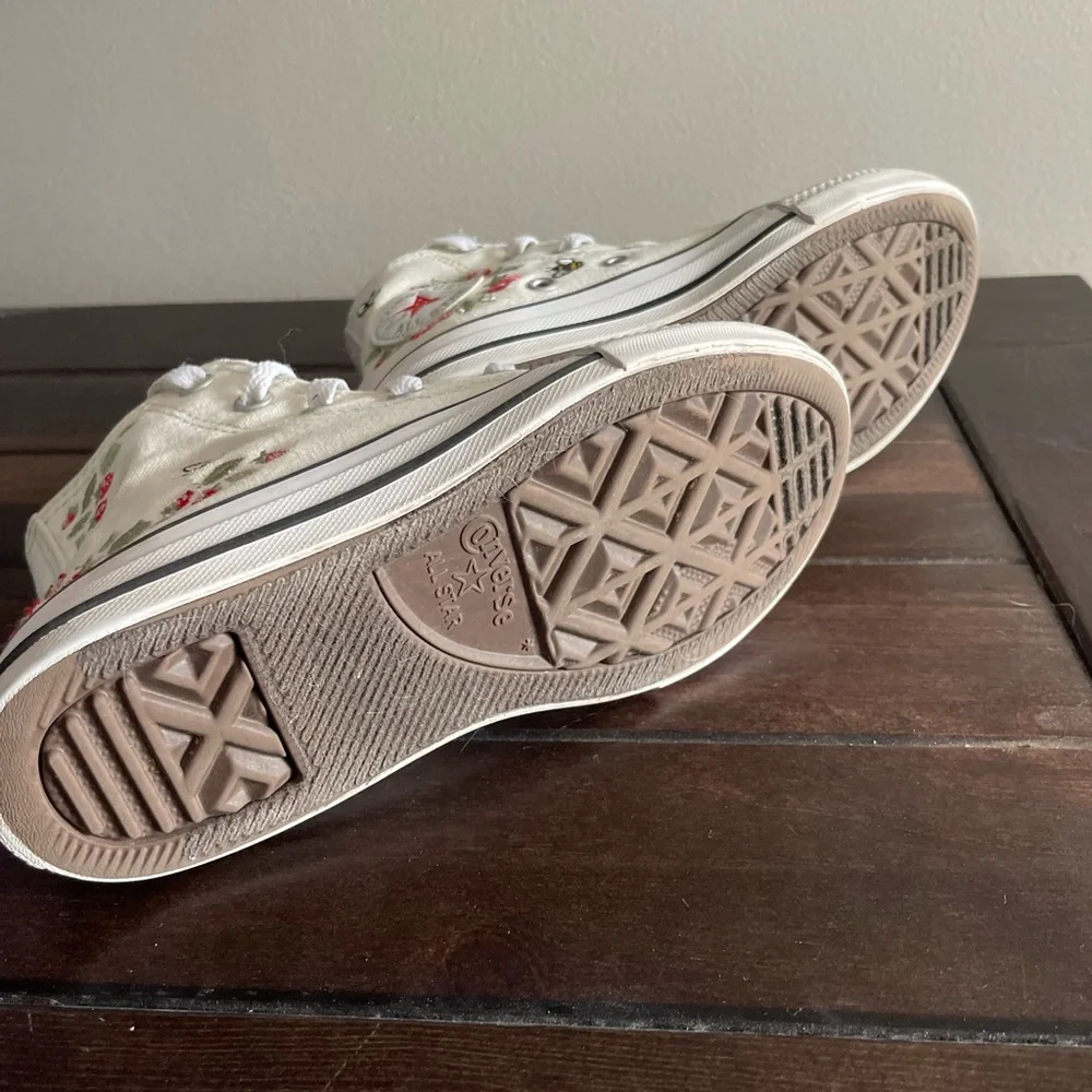 Converse Cream High-Tops with Floral and Bee Design - Picture 4 of 7